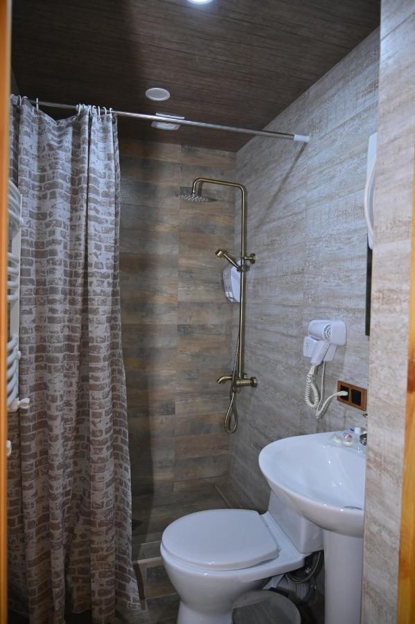 Berkri Gastro Yard & Guest House Jenokavan Kültér fotó