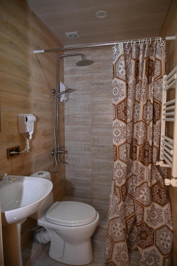 Berkri Gastro Yard & Guest House Jenokavan Kültér fotó