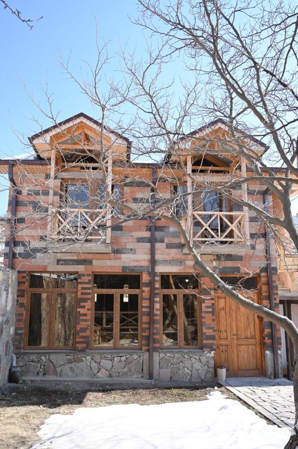 Berkri Gastro Yard & Guest House Jenokavan Kültér fotó