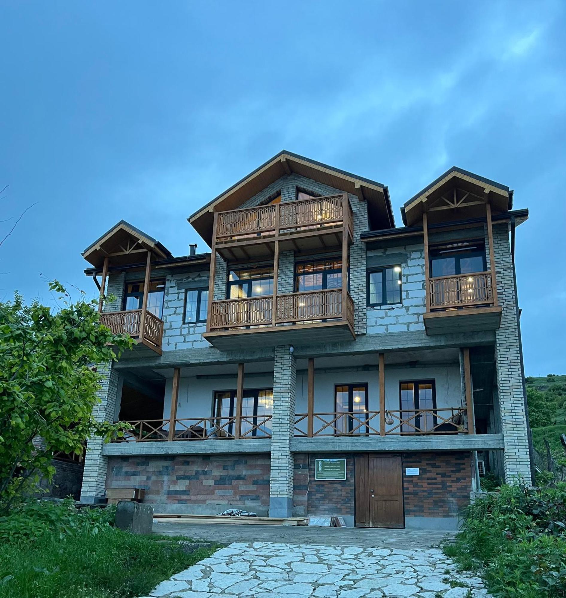 Berkri Gastro Yard & Guest House Jenokavan Kültér fotó