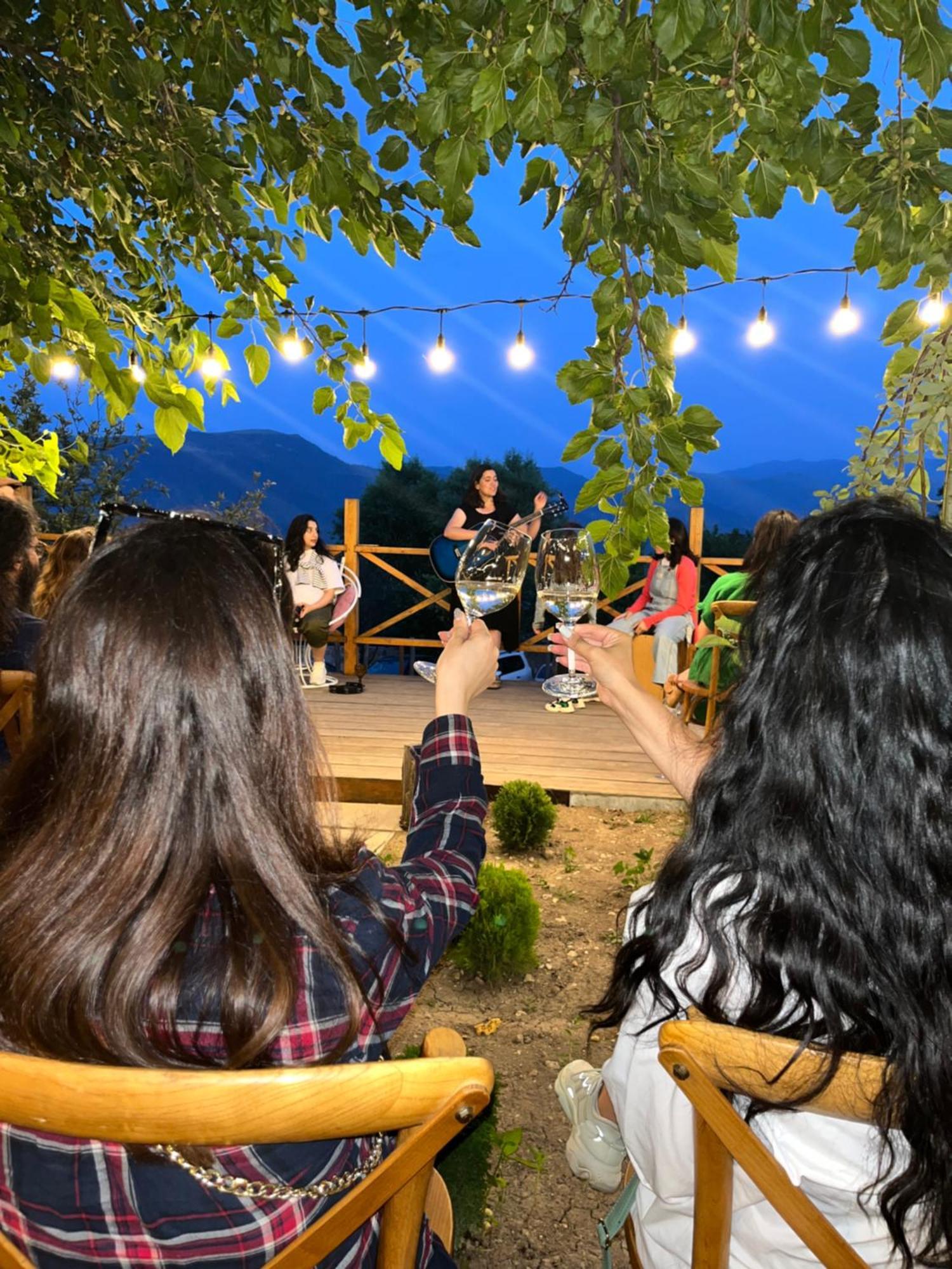 Berkri Gastro Yard & Guest House Jenokavan Kültér fotó