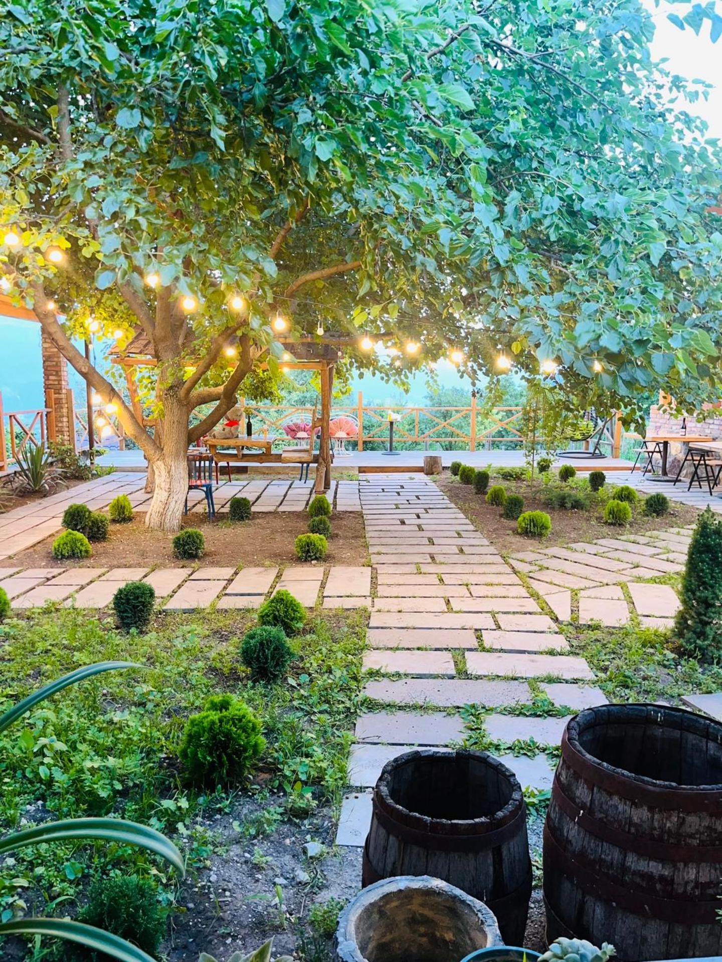 Berkri Gastro Yard & Guest House Jenokavan Kültér fotó